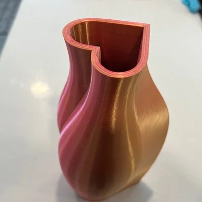 Bình hoa trái tim Valentine xoắn nhẹ