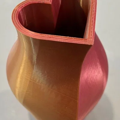 Bình hoa trái tim Valentine xoắn nhẹ