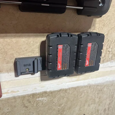 Giá treo pin Milwaukee M18 - Thiết kế tối ưu cho dòng High Output