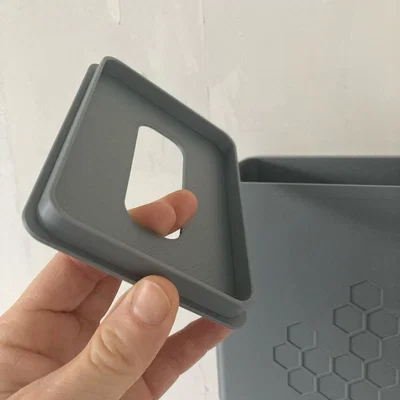 Thùng rác treo tường cho mẩu filament, có nắp tháo rời, dễ gỡ khỏi tường