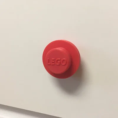 Móc treo và tay nắm cửa phong cách LEGO độc đáo