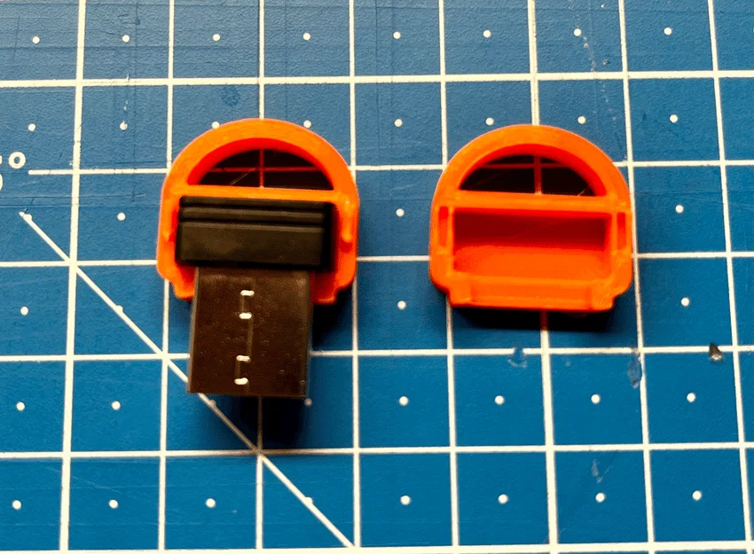 Nắp bảo vệ khóa USB an toàn cho máy khắc laser XTool F1 - Image 1