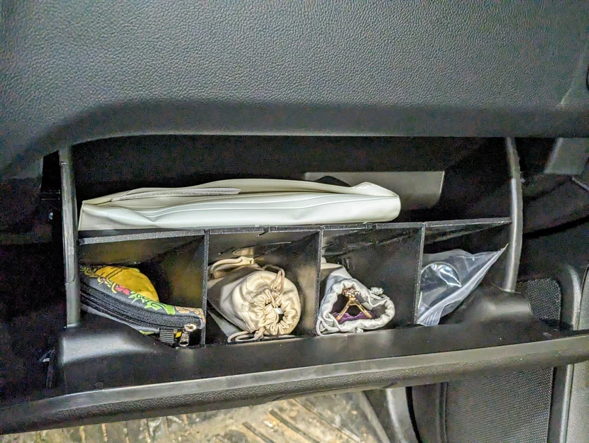 Khay chia ngăn hộc đựng đồ (glovebox) Colorado/Canyon 2015–2022 - Image 1