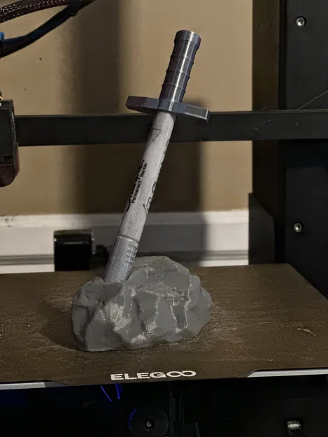 Mô hình Sharpie Sword: Giá cắm bút thanh kiếm huyền thoại độc đáo - Image 1