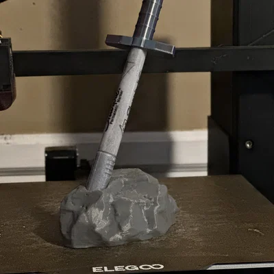 Mô hình Sharpie Sword: Giá cắm bút thanh kiếm huyền thoại độc đáo