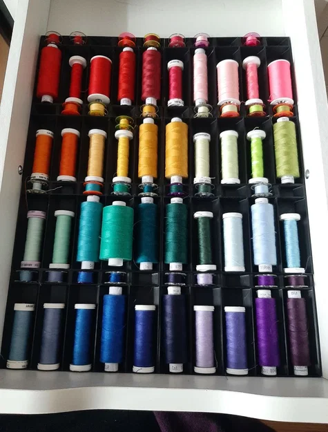 Insert cuộn chỉ may (bobbins) kèm holder cuộn & roll holder, tùy biến cho mọi ngăn kéo - Image 1