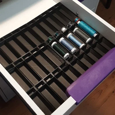 Insert cuộn chỉ may (bobbins) kèm holder cuộn & roll holder, tùy biến cho mọi ngăn kéo