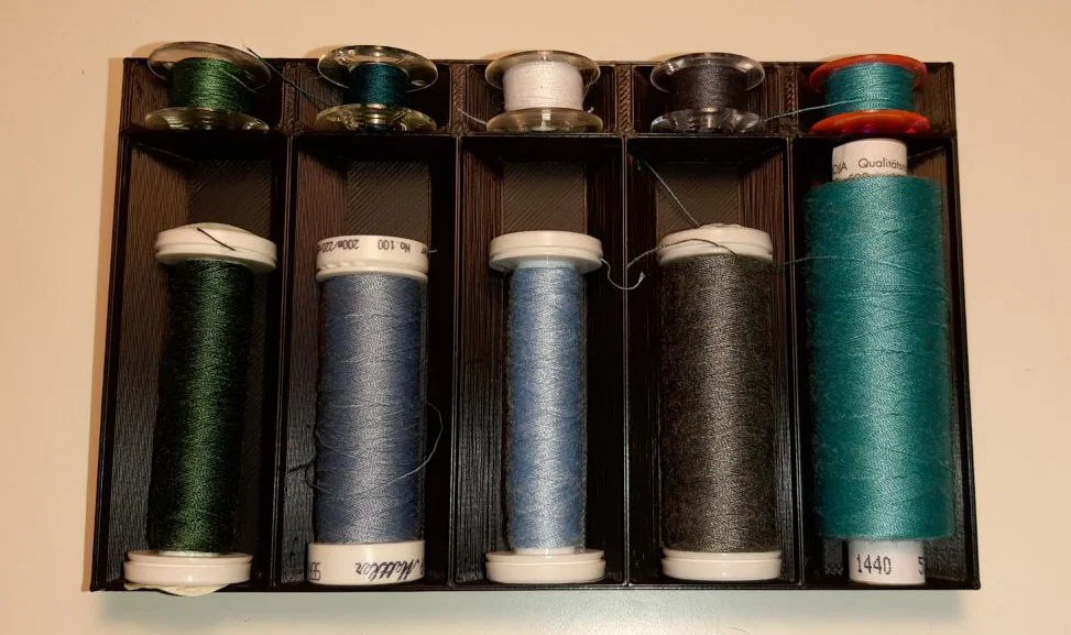 Insert cuộn chỉ may (bobbins) kèm holder cuộn & roll holder, tùy biến cho mọi ngăn kéo - Image 3
