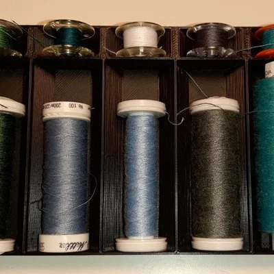 Insert cuộn chỉ may (bobbins) kèm holder cuộn & roll holder, tùy biến cho mọi ngăn kéo