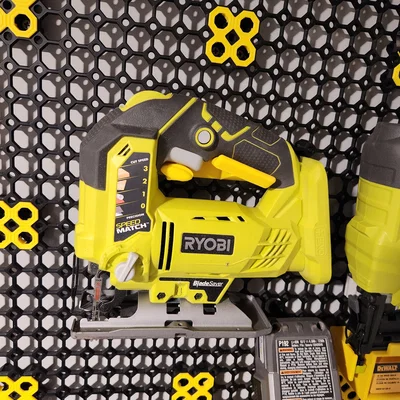 Giá treo máy cưa lọng Ryobi cho hệ thống Multiboard gọn gàng