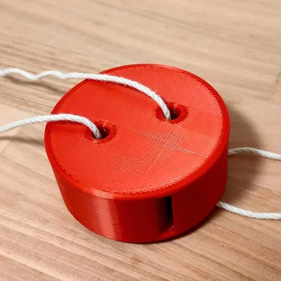Mô hình con quay còi hú độc đáo (Button Whirligig with Whistle)