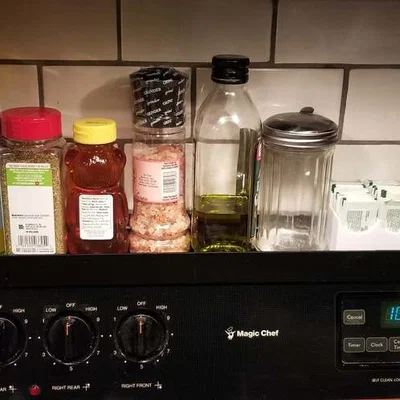 Kệ/khay gia vị gắn kẹp lên bếp (Stove mounted spice rack/shelf)