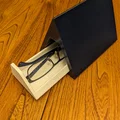Kệ đỡ sách (book holder) tam giác có ngăn giấu kính - Thumbnail 1