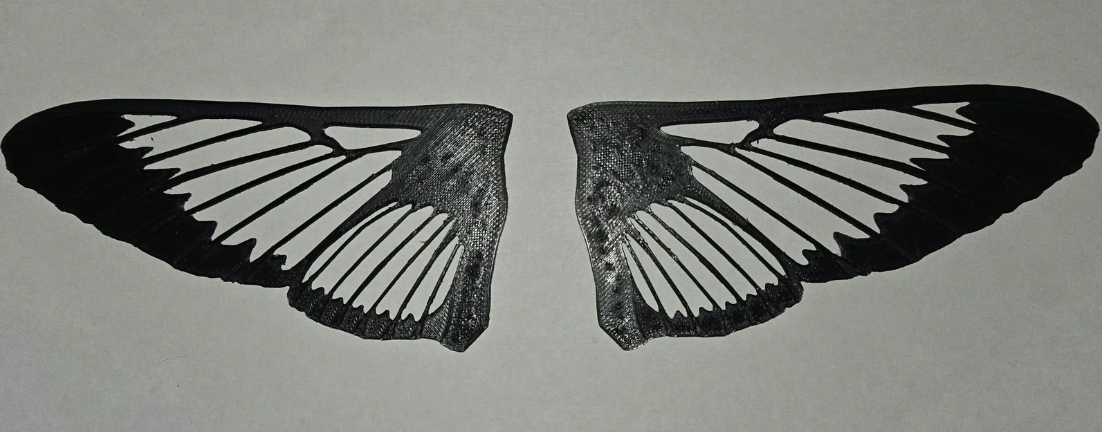 Cánh bướm đêm clearwing realistic (Hemaris thysbe) - Image 1