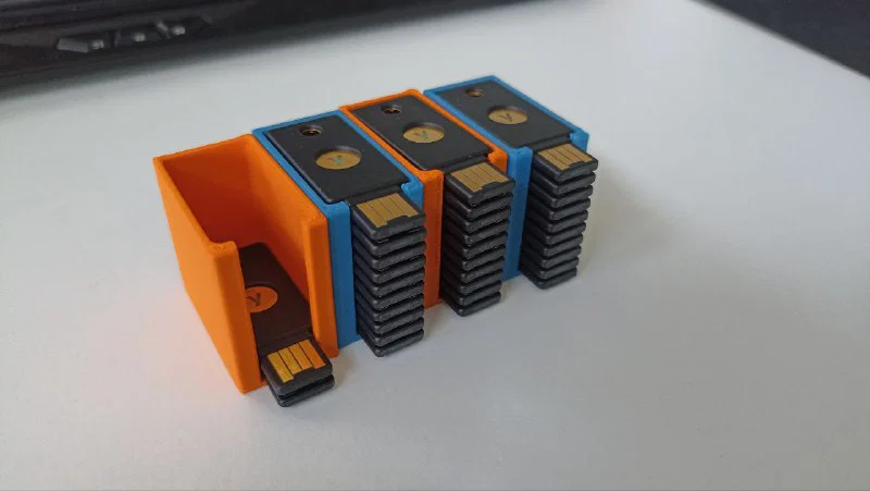 Khay Đựng YubiKey 10 Khe Cắm - Giải Pháp Sắp Xếp Thiết Bị Bảo Mật - Image 1