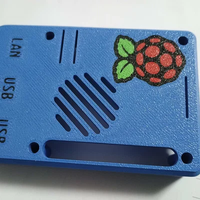 Vỏ bảo vệ Raspberry Pi 5 với thiết kế ốc vít và lỗ gắn nhiệt chắc chắn