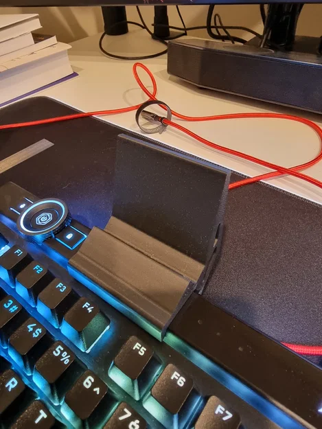 Giá đỡ điện thoại gắn bàn phím Corsair K100 RGB cực tiện lợi - Image 1