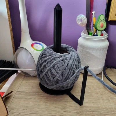Giá đỡ cuộn len 3D (Yarn holder) giúp đan móc tiện lợi