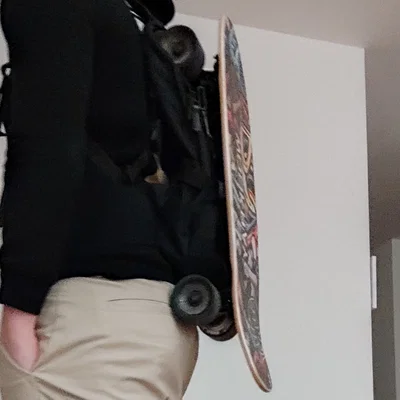 Móc treo balo để mang skateboard
