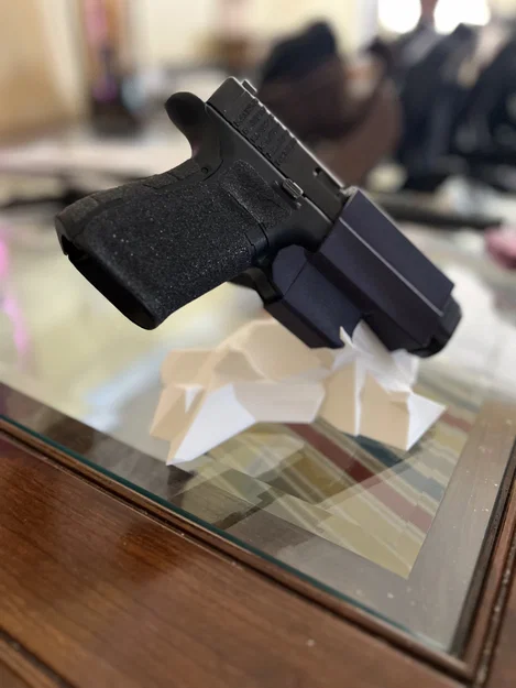 Đế giữ súng Glock 19 thiết kế hình đá độc đáo cho đầu giường - Image 1