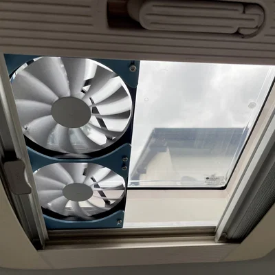Prototype: Bộ gá 2 quạt 140mm cho cửa sổ nóc camper van 400mm