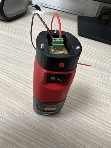 Đèn pin Milwaukee M12 đầu xoay, có báo pin yếu - Image 9