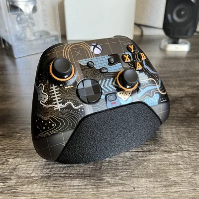 Đế trưng bày tay cầm chơi game SCUF Instinct Pro phong cách tối giản