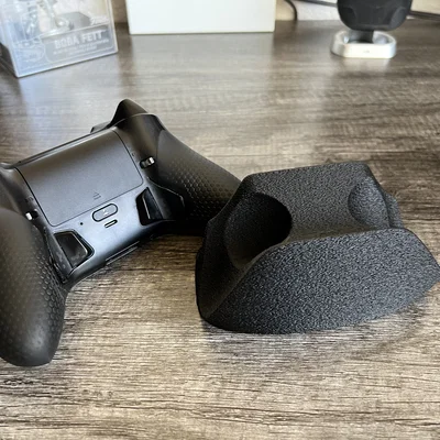 Đế trưng bày tay cầm chơi game SCUF Instinct Pro phong cách tối giản