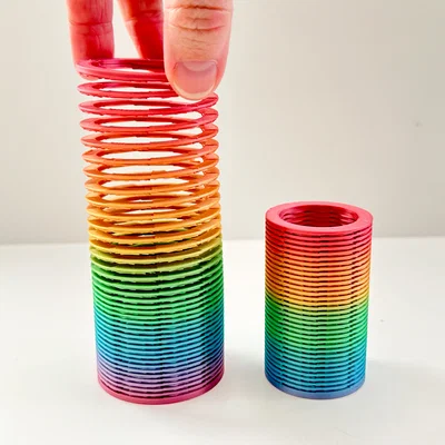 Pot of Gold Slinky (2 Sizes) – Nồi vàng lò xo (2 kích thước)