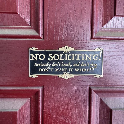 Bảng “No Soliciting” (Không nhận chào mời)