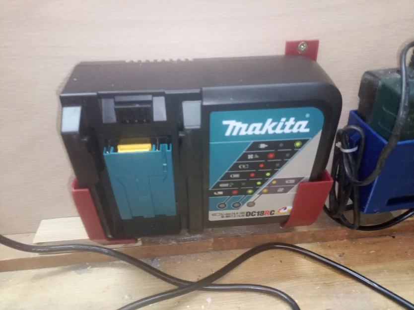 Giá treo tường tiện ích cho bộ sạc pin Makita DC18RC - Image 1