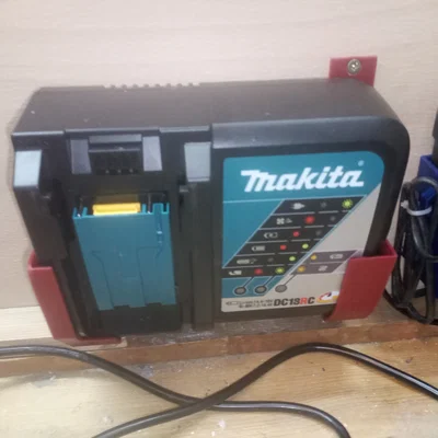 Giá treo tường tiện ích cho bộ sạc pin Makita DC18RC
