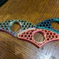 Dụng cụ giữ trang sách hình tổ ong (Honeycomb Page Holder) in 3D - Thumbnail 1
