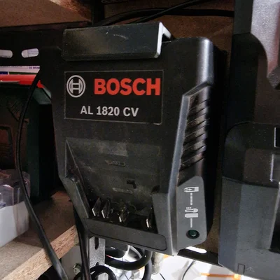 Giá treo tường 3D cho bộ sạc pin Bosch AL 1820 CV cực gọn