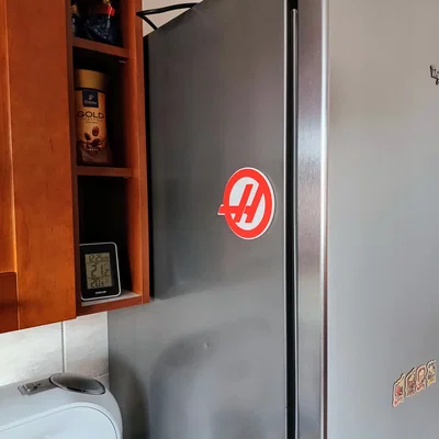 Mô hình logo Haas trang trí tích hợp nam châm cực chất cho fan F1