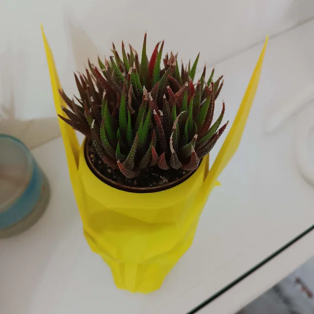 Bình/Chậu Low Poly Wolverine (Low Poly Wolverine Vase) - Image 3