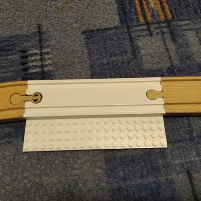 Mô hình kết nối đường ray tàu gỗ Brio và IKEA với gạch Lego