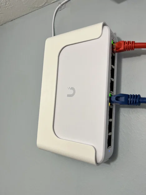 Ngàm treo tường cho Ubiquiti 8 Port PoE Switch cực gọn gàng - Image 1