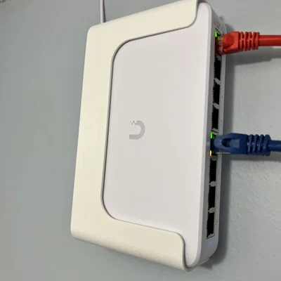 Ngàm treo tường cho Ubiquiti 8 Port PoE Switch cực gọn gàng