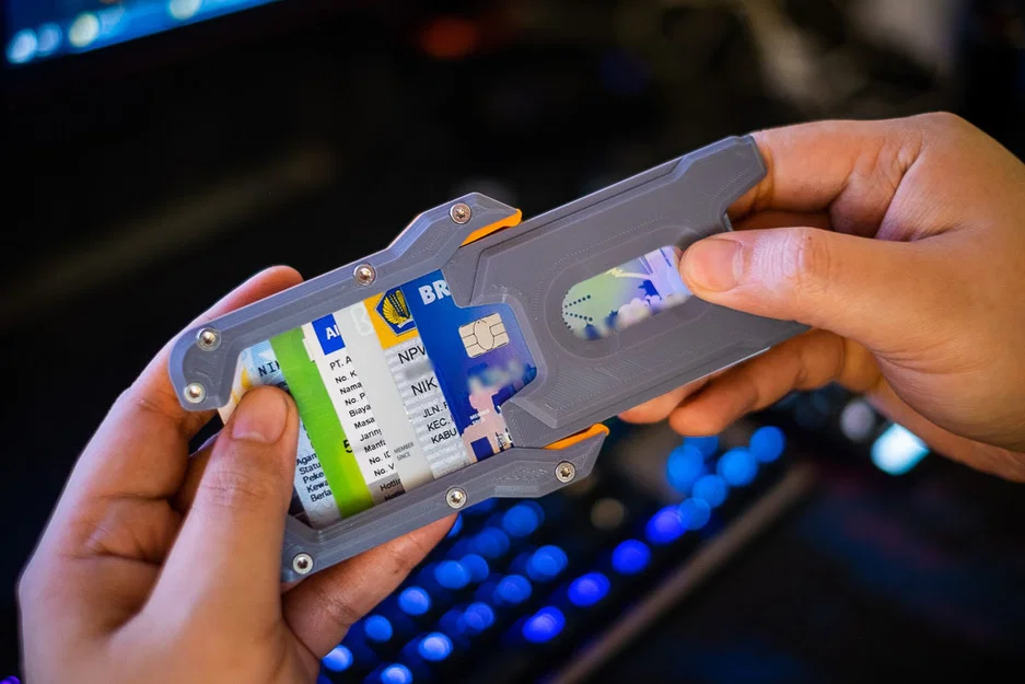 Tough Credit Card Holder – Kẹp/Hộp Đựng Thẻ Cứng Cáp - Image 1