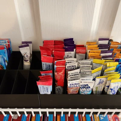 Khay sắp xếp gói nước uống (Drink Packet Sorter) cho tủ bếp gọn gàng