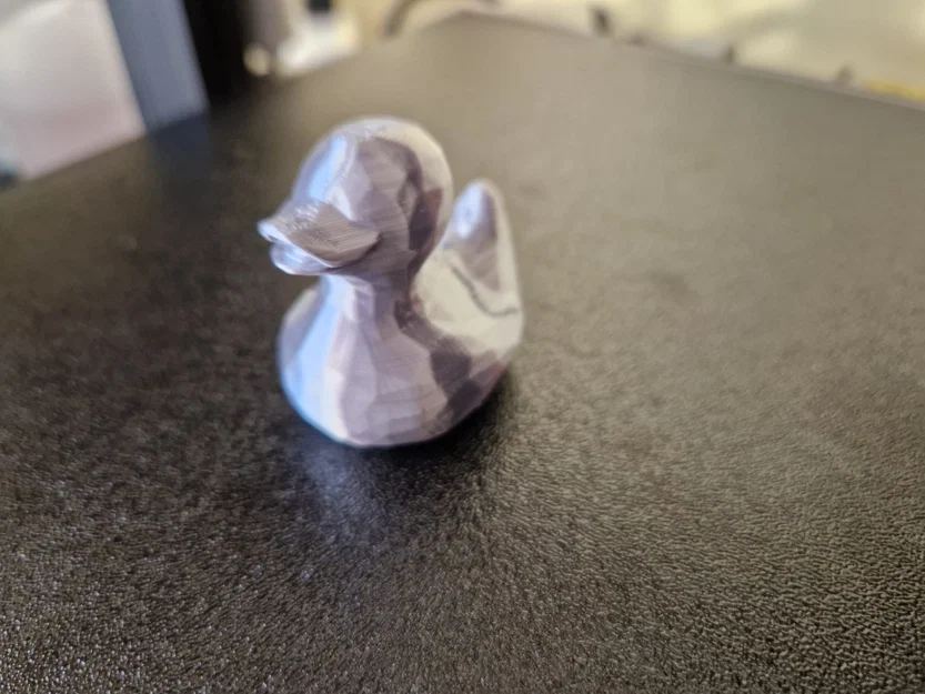 Mô hình chú vịt cao su Low Poly in 3D dễ thương - Image 1