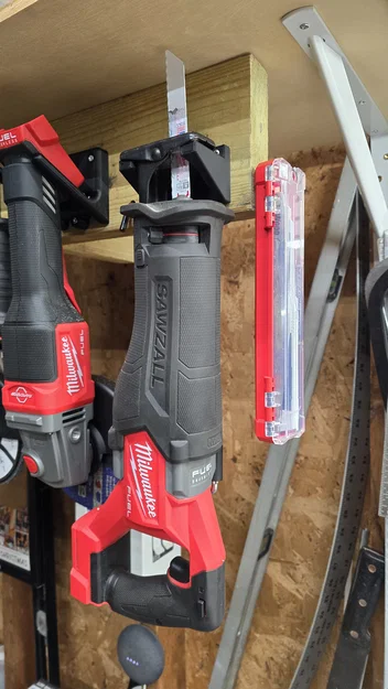 Giá treo máy cưa kiếm Milwaukee M18 Sawzall in 3D gọn gàng - Image 1
