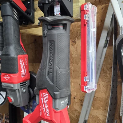 Giá treo máy cưa kiếm Milwaukee M18 Sawzall in 3D gọn gàng