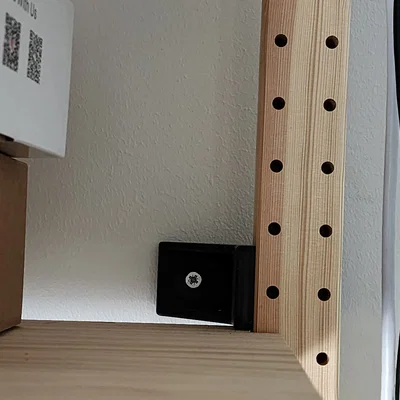 Giá treo tường kệ IKEA IVAR (wall mount bracket) có khoảng hở đi dây