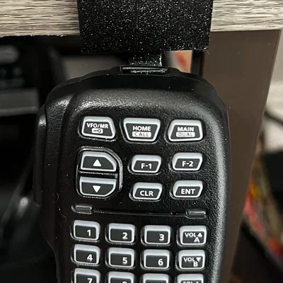 Móc treo micro Icom cho bàn làm việc - Thiết kế kẹp không cần vít