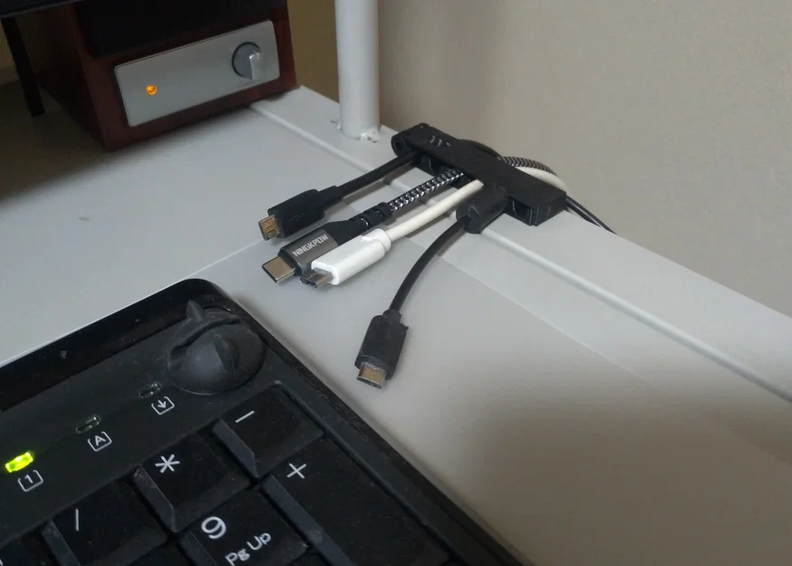 Kẹp giữ dây USB (USB Cable Holder) print-in-place - Image 1