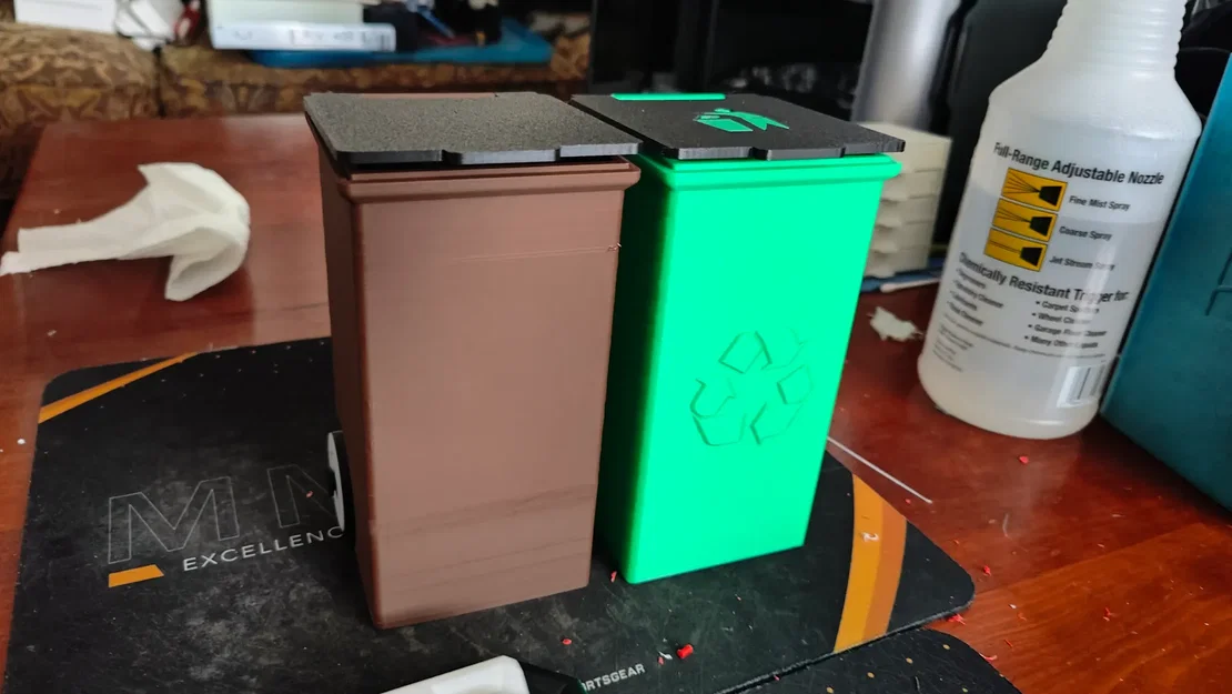 Mô hình thùng rác đồ chơi mini (Toy Trash Bin) trang trí bàn làm việc - Image 1