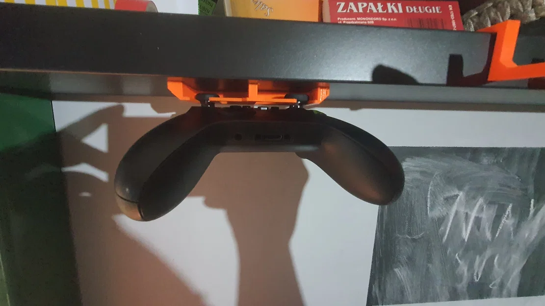 Giá treo tay cầm Xbox ẩn dưới bàn làm việc cực gọn gàng - Image 2