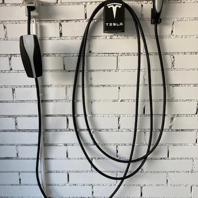 Giá treo dây sạc Tesla (Tesla cable holder)